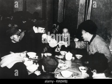 Ein Foto von Yang Mingxuan, das den Geburtstag von Zhu de feiert, einem einflussreichen chinesischen Militärführer und Gründer der Volksbefreiungsarmee, was einen wichtigen Moment in der chinesischen Geschichte des 20. Jahrhunderts markiert. Stockfoto