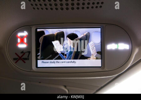 Aufgezeichnete Screening von Flugzeug Flugzeug Flugzeug Flugzeug Flug Monitor Bildschirm mit pre Flight Passenger safety Anweisungen für den Notfall in der Ebene Stockfoto