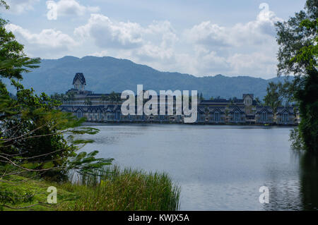 Laguna Beach Resort, PHUKET, THAILAND - 6. November 2013: Luxus-Villa mit Lagune See und Palmen rund um Stockfoto