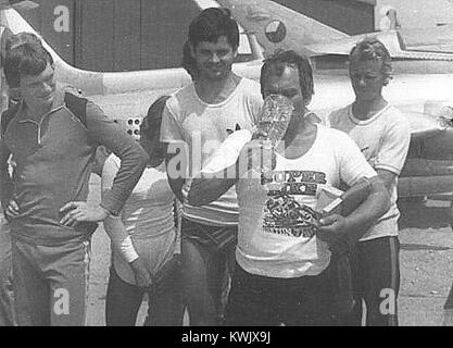 Ein Foto von den Fallschirmspringen-Meisterschaften 1983 in Prešov, Tschechoslowakei, das Fallschirmspringer während des Wettkampfes zeigt. Bei der Veranstaltung demonstrierten erfahrene Fallschirmspringer präzise Landung und Formationsspringen. Stockfoto