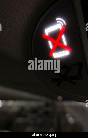 Kein Mobiltelefon verwenden / Telefon ausschalten Telefon Gerät leuchtet und leuchtet während des Fluges in Bombardier Passagierflugzeug / Flugzeug Flugzeug Flugzeug. Stockfoto