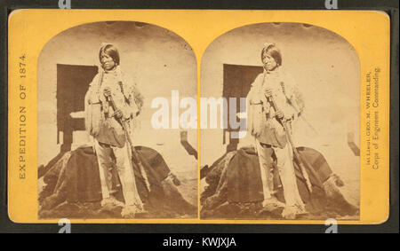 Diese Fotografie von Timothy H. O'Sullivan zeigt Shee-zah-nan-tan, einen tapferen Jicarilla-Apachen, der Ende des 19. Jahrhunderts in traditioneller Kleidung im Norden von New Mexico gekleidet war. Sie bietet einen Einblick in die indigene Kultur und Geschichte der Region. Stockfoto