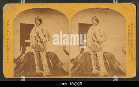 Eine Fotografie aus dem späten 19. Jahrhundert von Timothy H. O'Sullivan von Shee-zah-nan-tan, einem tapferen Jicarilla-Apachen, aufgenommen im Norden von New Mexico, mit traditioneller Kleidung und kultureller Identität. Stockfoto
