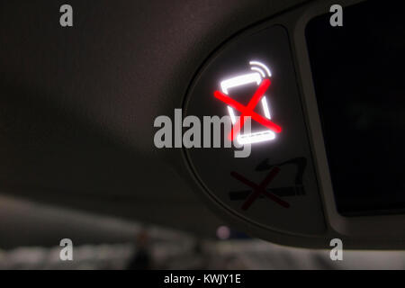 Kein Mobiltelefon verwenden / Telefon ausschalten Telefon Gerät leuchtet und leuchtet während des Fluges in Bombardier Passagierflugzeug / Flugzeug Flugzeug Flugzeug. Stockfoto