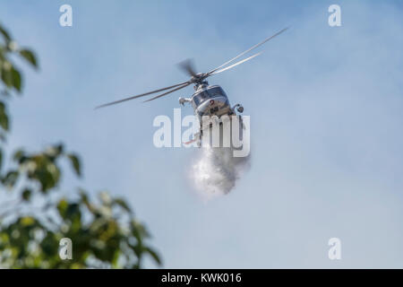 Los Angeles City Fire Department Fire 2 einen Wassertropfen auf eine Bürste Feuer. Stockfoto