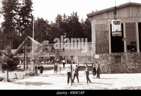 Dieses Foto mit dem Titel „Zgornja postaja pohorske vzpenjače 1961“ zeigt die Bergstation der Bergbahn Pohorje in Slowenien, aufgenommen am 6. Juli 1961, wobei die alpine Verkehrsinfrastruktur der Mitte des Jahrhunderts und die Umgebung eines Bergskigebietes erfasst werden. :ContentReference[oaicite:3]{index=3} Stockfoto