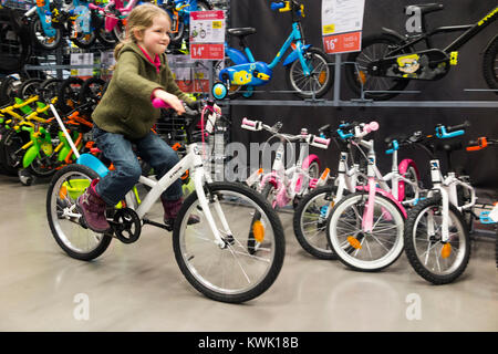 Junge Mädchen Reiter im Alter von 5 Jahren alten Fahrten/Fahrer nehmen Fahrräder/neues Fahrrad/Zyklen für einen Test Zyklus mit einer Bike Shop vor dem Kauf, auf Urlaub. (93) Stockfoto