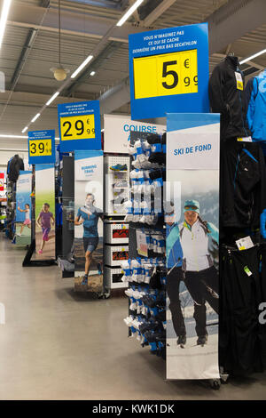 Shop Interior/innen der Decathlon Sport/Sportgeräte shop/Händler/store Aix-les-Bains/Grésy-sur-Aix. Frankreich. (93) Stockfoto