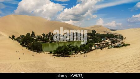 Panorama der Oase von Huacachina, Ica, Peru Stockfoto