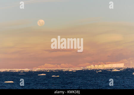 Vollmond über der Antarktis Landschaft steigend; Rongé Island; Arctowski Halbinsel Stockfoto