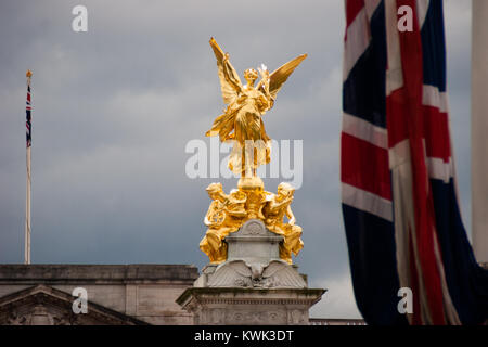 Das Victoria Memorial ist ein Denkmal für Königin Victoria, am Ende der Mall in London, entworfen und von dem Bildhauer Thomas Brock ausgeführt. Stockfoto