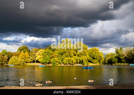 5000 Hektar Qualität Grünflächen über acht London Parks. Kostenlos zu besuchen und an jedem Tag des Jahres geöffnet, die Parks sind für Jedermann. Stockfoto