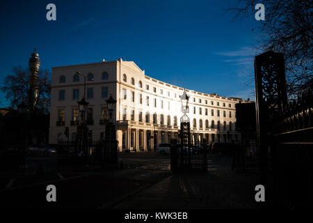 Park Crescent, zwischen Portland Place und südlich von Marylebone Road in London, besteht aus eleganten Stuck Reihenhäuser von dem Architekten John Nash. Stockfoto