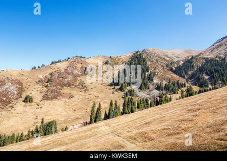 Bergkulisse in den ariden Himalayan Transili Alatau (Ile Alatau) Ausläufern des nördlichen Tian Shan Bereich oberhalb von Almaty, Kasachstan, Asien Stockfoto