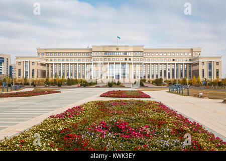 Regierungsbüros des Außenministeriums in einem modernen, flachen Verwaltungsgebäude in nur-Sultan (Astana), der Hauptstadt Kasachstans Stockfoto