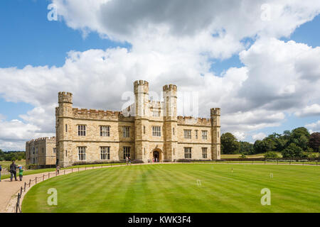 Haupteingang Fassade zum Schloss Leeds, in der Nähe von Maidstone, Kent, Südosten, England, Grossbritannien und krocketrasen an einem sonnigen Tag mit blauen Himmel Stockfoto