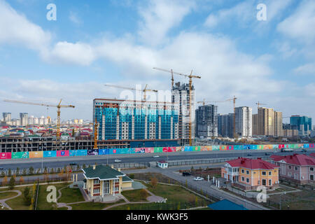 Die Bauarbeiten an der Entwicklung neuer moderner Gebäude und Blick über die Stadt, nur-Sultan (Astana), Hauptstadt von Kasachstan durchgeführt Stockfoto