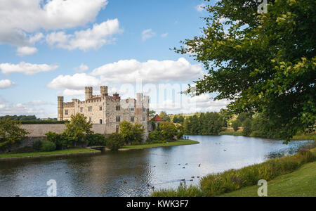 Blick auf das Äußere des Leeds Castle und den Graben, in der Nähe von Maidstone, Kent, Südosten, England, Grossbritannien an einem sonnigen Tag mit blauen Himmel Stockfoto