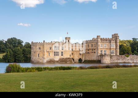 Blick auf das Äußere des Leeds Castle und Graben, in der Nähe von Maidstone, Kent, Südosten, England, Grossbritannien an einem sonnigen Sommer mit blauer Himmel Stockfoto