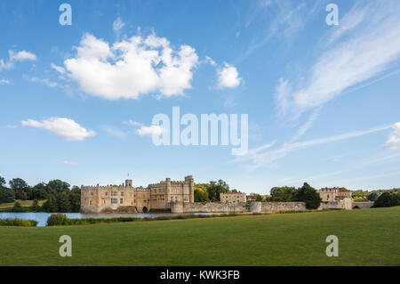 Panoramablick auf das Äußere des Leeds Castle und Graben, in der Nähe von Maidstone, Kent, Südosten, England, Grossbritannien an einem sonnigen Sommer mit blauer Himmel Stockfoto