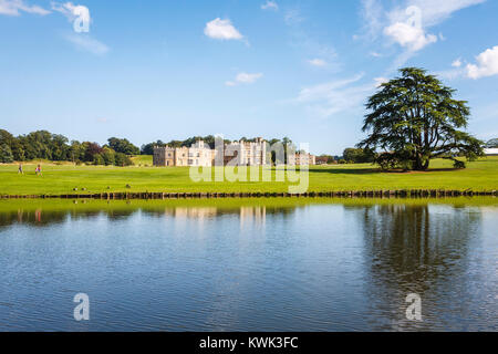 Panoramablick auf das Äußere des Leeds Castle, in der Nähe von Maidstone, Kent, Südosten, England, Grossbritannien an einem sonnigen Sommer mit blauer Himmel Stockfoto