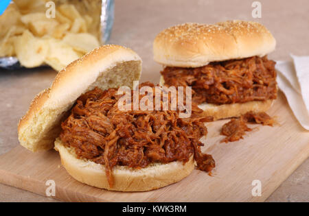 Zog Schweinefleisch Grill Sandwiches auf Schneidebrett Stockfoto