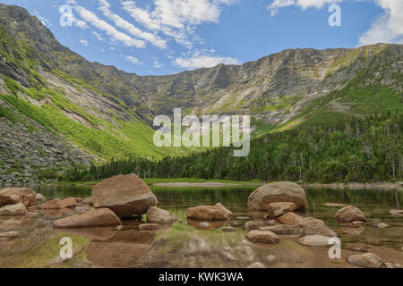 Mount Katahdin von Chimney Pond in Baxter State Park. Stockfoto