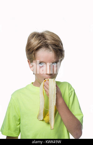 Porträt eines Jungen essen Bananen Stockfoto