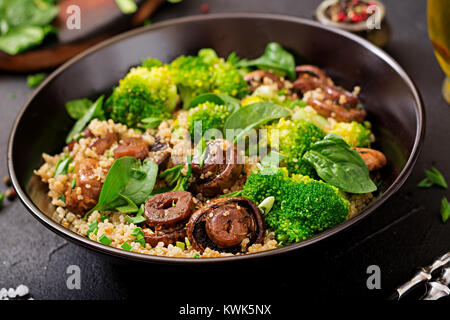 Diätetisches Menü. Gesund vegan Salat Gemüse Brokkoli, Champignons, Spinat und Quinoa in eine Schüssel geben. Stockfoto