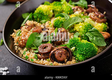 Diätetisches Menü. Gesund vegan Salat Gemüse Brokkoli, Champignons, Spinat und Quinoa in eine Schüssel geben. Stockfoto