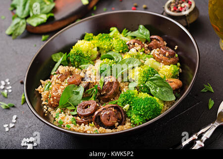 Diätetisches Menü. Gesund vegan Salat Gemüse Brokkoli, Champignons, Spinat und Quinoa in eine Schüssel geben. Stockfoto