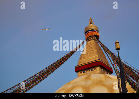 Ebene über die buddhistische Stupa von Boudhanath, Kathmandu, Nepal fliegen Stockfoto