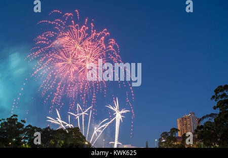 Familienfreundlich früh Feuerwerk am Silvesterabend 2017 in Adelaide CBD, über den Torrens River, South Australia Stockfoto