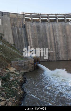 Kangarilla, South Australia, Australien: 13. Mai 2017 - Wasser auf den Berg Bold Behälter Dam ausgeschlossen zu werden, im Jahre 1938 geöffnet und jetzt öffentlich. Stockfoto