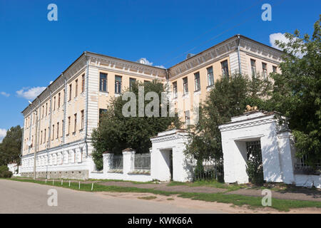 Gebäude der Weliki Ustjug humanitären und pädagogischen Hochschule auf Naberezhnaya Street in der Stadt Weliki Ustjug, Wologda Gebiet, Russland Stockfoto