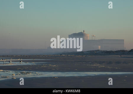 Am frühen Morgen Nebel über Kernkraftwerk Koeberg, Western Cape, Südafrika. Stockfoto