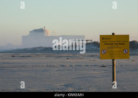 Am frühen Morgen Nebel über Kernkraftwerk Koeberg, Western Cape, Südafrika. Stockfoto