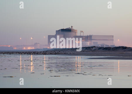 Am frühen Morgen Nebel über Kernkraftwerk Koeberg, Western Cape, Südafrika. Stockfoto