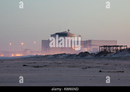 Am frühen Morgen Nebel über Kernkraftwerk Koeberg, Western Cape, Südafrika. Stockfoto