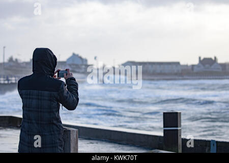 Anglesey, Wales, 3. Januar 2018. UK Wetter. Eine schwere Met Office Warnung hat für das fünfte Sturm der britischen Saison ausgestellt wurde Tropensturm Eleanor. W Stockfoto