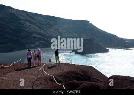 Touristen in der "Grünen Lagune" Aussichtspunkt, El Golfo, Lanzarote, Kanarische Inseln, Spanien. Stockfoto