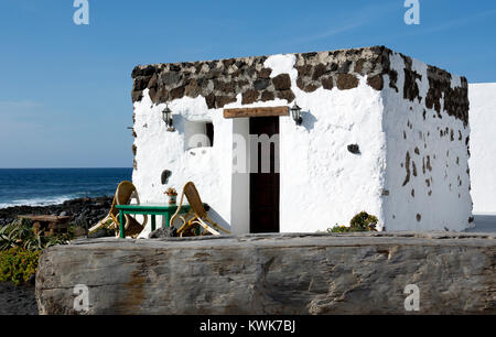 Ein kleines Ferienhaus in El Golfo, Lanzarote, Kanarische Inseln, Spanien. Stockfoto