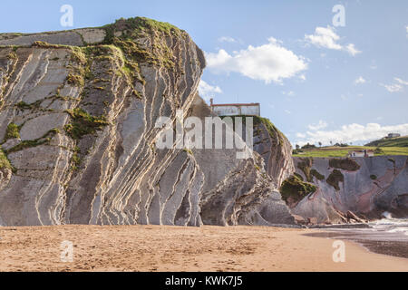 Flysch Klippen im geologischen Park am Itzurun Beach, Zumaia, Baskisches Land, Spanien. Stockfoto