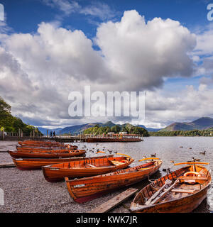 Boote auf Derwentwater, Richtung Derwent Isle und Katze Glocken, Keswick, Cumbria, England suchen. Touristen an Bord der Dame Derwentwater, für eine Cru bereit Stockfoto