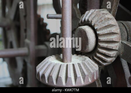 Zahnräder eines großen Uhrwerk Stockfoto