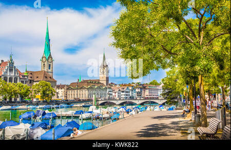 Historische Stadt Zürich Zentrum mit dem berühmten Fraumünster und St. Peter Kirchen und Limmat am See Zürich an einem sonnigen Tag mit Wolken, Schweiz Stockfoto