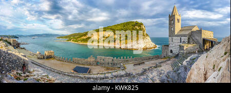 Schöne Sicht auf die berühmte gotische Kirche St. Peter (Chiesa di San Pietro) in der Stadt von Porto Venere, Ligurischen Küste, in der Provinz von La Spezia, Ita Stockfoto