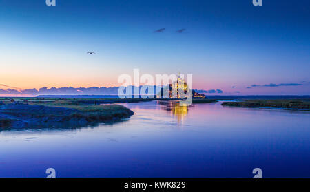 Panoramablick auf den berühmten Le Mont Saint-Michel Gezeiten Insel im schönen Twilight während der Blauen Stunde in der Dämmerung, Normandie, Nordfrankreich Stockfoto