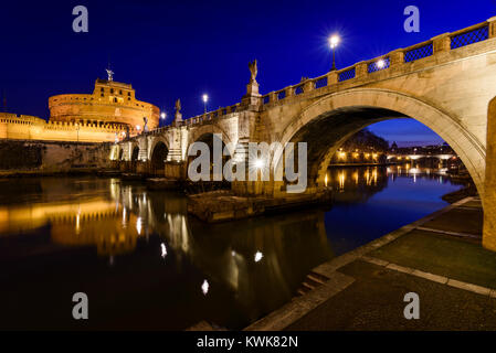 Castel Sant'Angelo und Ponte Sant'Angelo spiegelt sich in den Tiber in der Abenddämmerung, Rom, Italien, Europa Stockfoto