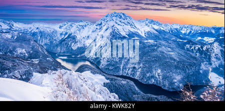 Panoramablick auf den berühmten Königssee, Watzmann von Jenner Gipfel im schönen Abendlicht bei Sonnenuntergang im Winter, Bayern Stockfoto